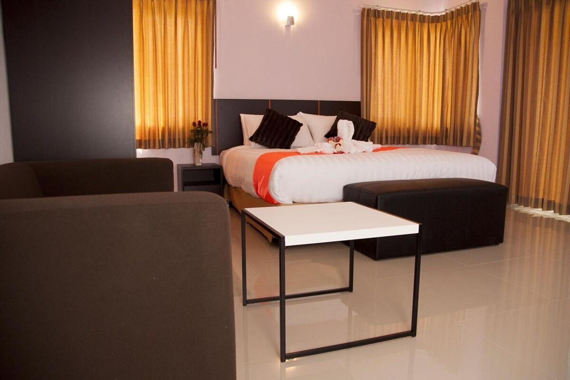La Viva Hotel Buriram Exteriör bild