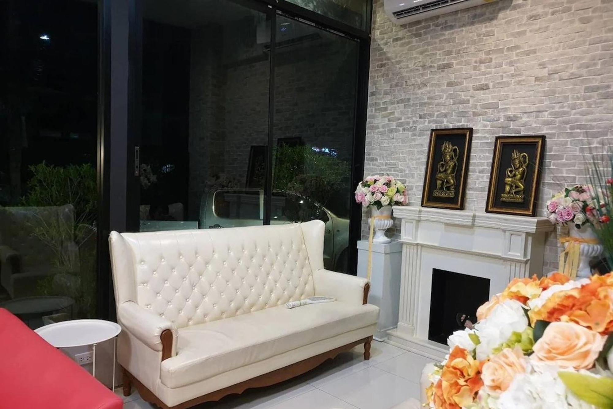 La Viva Hotel Buriram Exteriör bild